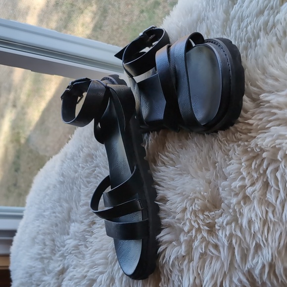 Host Pick 😊 American Eagle women's lug sandal with ankle strap - Picture 3 of 5